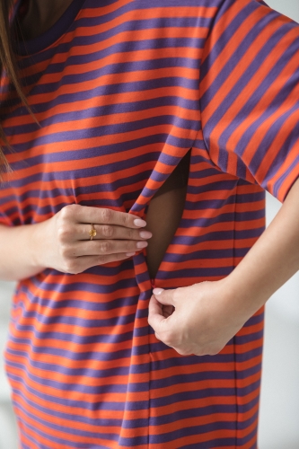 T-shirt ciążowy i do karmienia Mamahood fioletowo-pomarańczowe paski