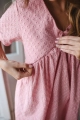 Różowa koszula nocna ciążowa do karmienia — slow fashion z Polski