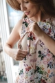 Elegancka sukienka ciążowa i do karmienia Mama MiA! pudrowy róż w kwiaty