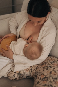 Nieprzemakalny biustonosz do karmienia beżowy Mombri Klasyk