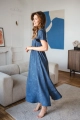 Elegancka i na każdą okazję sukienka ciążowa Lovely Dress w kolorze granatowym jeans blue mieszcząca brzuch ciążowy i z zamkami do karmienia piersią