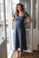 Granatowa sukienka Lovely Dress długość MIDI w kolorze typu jeans blue ciążowa i do karmienia piersią w kwiatowy print i motylkowe krótkie rękawy z wygodnymi zamkami do karmienia piersią