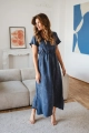 Granatowa sukienka Lovely Dress w kolorze typu jeans blue ciążowa i do karmienia piersią w kwiatowy print i motylkowe krótkie rękawy z wygodnymi zamkami do karmienia piersią długość do kostek