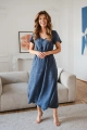 Elegancka granatowa jeans blue sukienka Lovely Dress ciążowa i do karmienia piersią w kwiatowy print i motylkowe krótkie rękawy z odsuwanymi zamkami do karmienia
