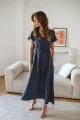 Wygodna granatowa sukienka Lovely Dress w kolorze typu jeans blue z delikatnym ściągaczem powyżej brzucha ciążowa i do karmienia piersią w kwiatowy print, motylkowe krótkie rękawy, letnia sukienka z wygodnymi zamkami do karmienia piersią