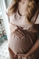 Beżowa sukienka Lovely Dress z lekko marszczonym materiałem ciążowa i do karmienia piersią, krótki rękaw