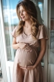 Wiosenna i letnia beżowa sukienka Lovely Dress z lekko marszczonym materiałem - kreszowana - swobodnie mieszcząca ciążowy brzuszek, idealna do karmienia piersią przy każdej okazji, krótki rękaw