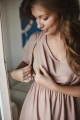 Lekka i zwiewna letnia beżowa sukienka Lovely Dress z lekko marszczonym materiałem, swobodnie mieszcząca ciążowy brzuszek, idealna do karmienia piersią dzięki symetrycznym zamkom przy dekolcie, krótki rękaw