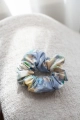 Scrunchie gumka do włosow błękitna w kwiaty