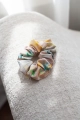 Scrunchie gumka do włosów w print sukienki beżowa w kwiaty mama mia