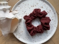 bordowa gumka do włosow scrunchie
