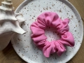 różowa gumka do włosow scrunchie