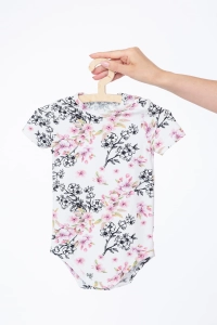 Body z krótkim rękawem w print w kwiaty na jasnym tle