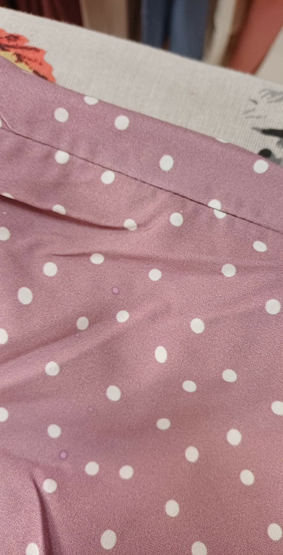 Zdjęcie skazy na sukience Lovely Dress liliowa w groszki